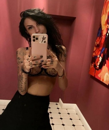 Романтичная леди с нежной кожей и страстным нравом создана для настоящих мужчин, которые знают толк в удовольствии. Готова подарить тебе незабываемые моменты и море положительных эмоций. Не упусти свой шанс! 934, 32 года